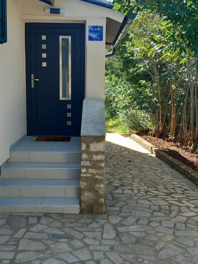Apartmani Luni Premantura Exterior photo